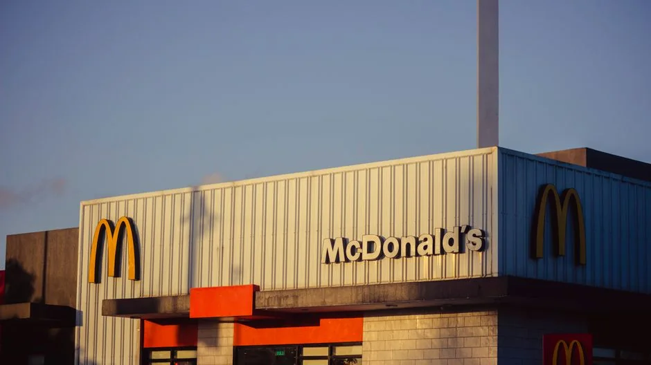 Des lettres en bois disposées sur une grille forment le mot marketing, illustrant une idée créative et commerciale.